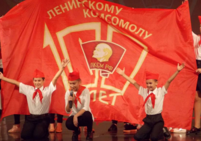 У Севастополі діти в гімнастерках відзначили 100-річчя комсомолу
