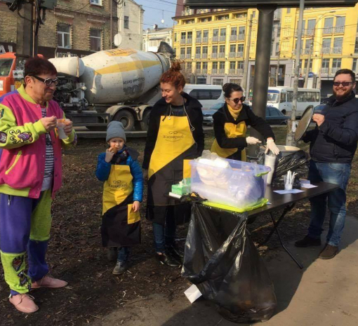 В центре Киева песионерив бесплатно кормить