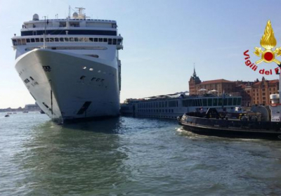 У Венеції круїзний лайнер врізався у теплохід з туристами 