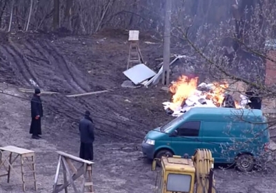 Невідомі у монаших рясах спалювали документи на території Лаври, - відео