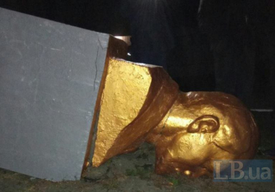 У полтавському селі повалили пам'ятник Леніну, який місцеві мешканці вирішили не демонтувати
