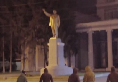 Ночью в Харькове не устояли еще два памятника Ленину, - видео 