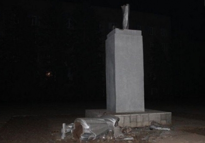 Ночью в Кривом Роге не устоял уже третий памятник Ленину - фото