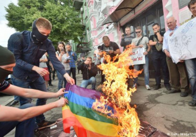 Під відділком поліції в Києві спалили прапор ЛГБТ
