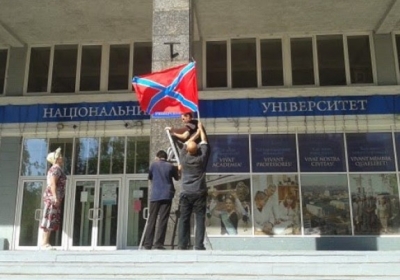 Терористи ДНР видали випускникам вишів дипломи зі своєю символікою