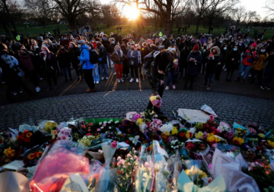 В Лондоне почтили память 33-летней Сары Эверард, которую убил полицейский