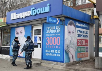 Двоє чоловіків пограбували банкомат на 700 тис. гривень у Чернівцях, - ФОТО

