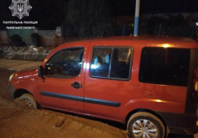 Во Львове пьяный водитель Fiat застрял в свежем бетоне