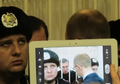 Суд не дозволив Луценку покинути скляний бокс (відео)