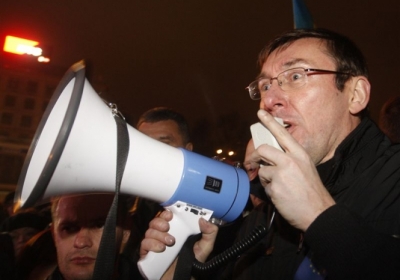 Луценко ведет митингующих блокировать Раду и Кабмин