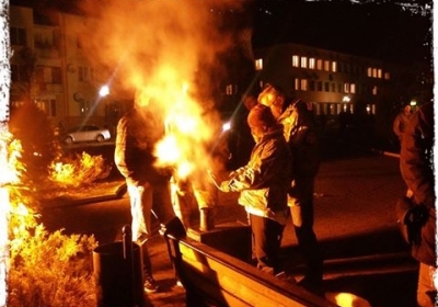 Люди принесли шины под ОИК в Луцке и уже зажгли костер, - фото