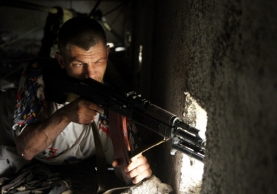 У Шахтарську російські снайпери обстрілюють силовиків з висотних будинків, - відео