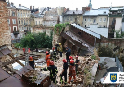 У центрі Львова обвалилася стіна будинку, одна людина загинула