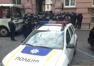У Львові відбулися сутички з поліцією через пам’ятник радянському письменнику, - ВІДЕО