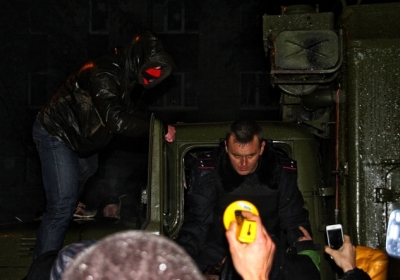 Львов не спит: тысячи людей на улицах, блокируют солдат