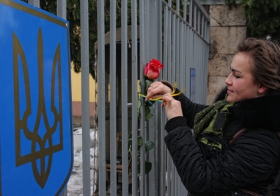 Квітами проти зброї: у Львові жінки привітали військових з професійним святом
