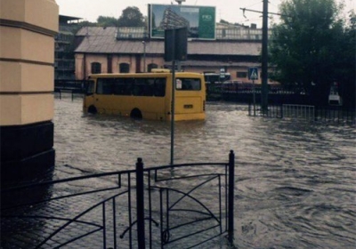 Львів знову затопило: поліція на руках виносить людей із маршруток, - фото