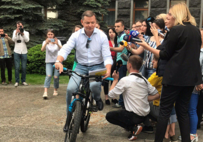 Ляшко приехал в АП к Зеленского на велосипеде - ВИДЕО