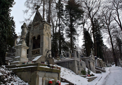 На Лычаковском кладбище задержали трех польских студентов, которые пытались поджечь файеры
