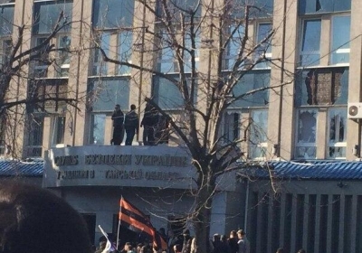 Террористы в Луганске заминировали помещение СБУ и удерживают примерно 60 заложников