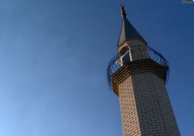 У Сімферополі невідомі підпалили мечеть та розмалювали її свастикою, - відео