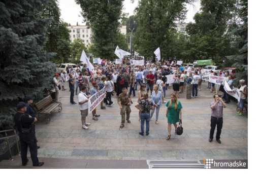 Під Радою близько 300 людей протестували проти маршів ЛГБТ-спільноти
