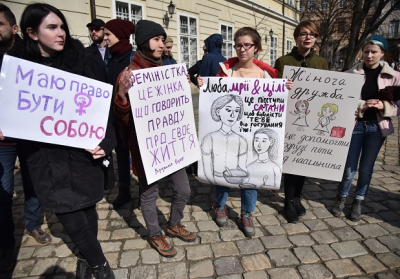 Марш за права жінок у Харкові пройшов у супроводі контрмаршу націоналістів
