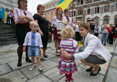 Дружина Порошенка помолилась в церкві з українцями Генуї, - фото