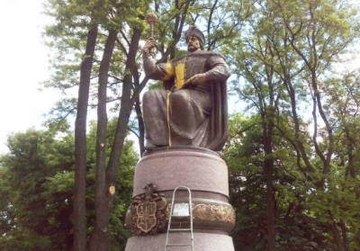 У Полтаві облили фарбою пам'ятник Мазепі