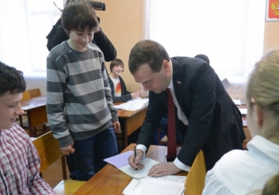 Медведєв підписав перший пакет дорученнь по Криму