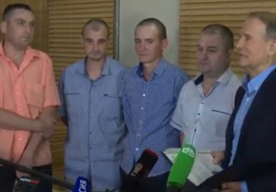 Чотирьох звільнених українців доправили до Мінська