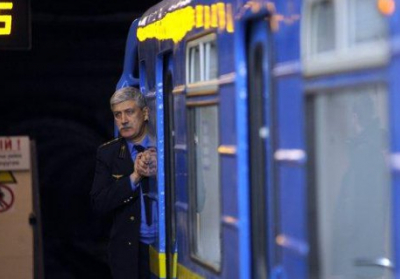 В Київському метро людина кинулася під поїзд 

