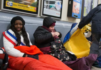 У Парижі депутати на знак солідарності з бездомними ночували на вулиці в мороз