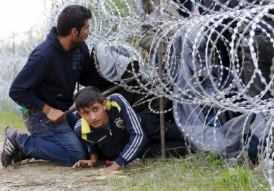Фото: мигранты пытаются перейти границу