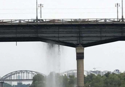 Міст Патона в Києві перетворився на гігантський водоспад, - ВІДЕО