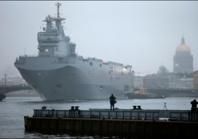 Франция несмотря на санкции будет поставлять России вертолетоносцы 