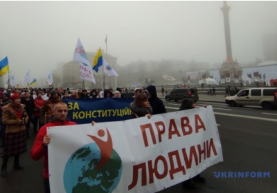 Без масок і дотримання дистанції: у столиці мітингували антивакцинатори