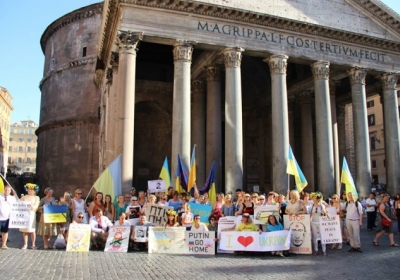 В Риме на антипутинском митинге украинцы раздавали россиянам листовки с опровержением мифов Киселева, - фото
