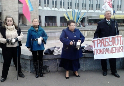 У Дніпропетровську тітка Тимошенко прийшла під міськраду гримати кастрюлями
