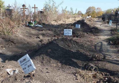 На кладовищі в Ростові-на-Дону виявили три ряди свіжих могил, - фото