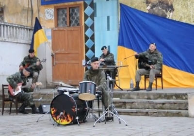 Заблоковані морпіхи в Керчі влаштували концерт під відкритим небом, - відео