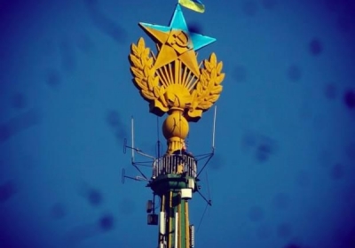 У Москві невідомі перефарбували зірку у синьо-жовті кольори на легендарній багатоповерхівці