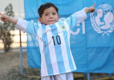 Мессі подарував афганському хлопчику дві футболки та м’яч