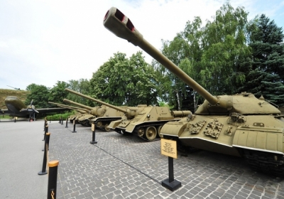 Террористы воруют оружие и танки из музея в Донецке