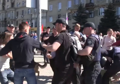 В Харькове участников марша ко Дню труда облили кефиром