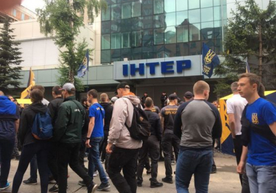 У Києві активісти блокують будівлю Інтера через ролик до 9 травня 
