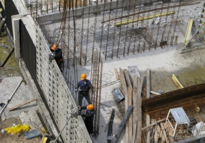 У Києві будівельна колиска впала з восьмого поверху: 1 робітник загинув, 4 - у важкому стані
