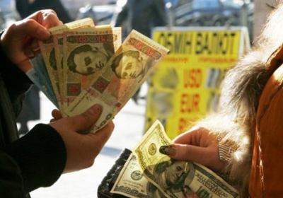 Українці перестали забирати валюту із депозитів