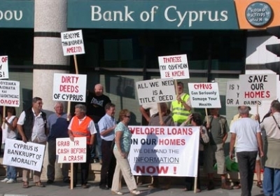 Кіпр відклав обговорення податку на вклади, у США літак врізався у будинки, у Єгипті лінчували злодіїв