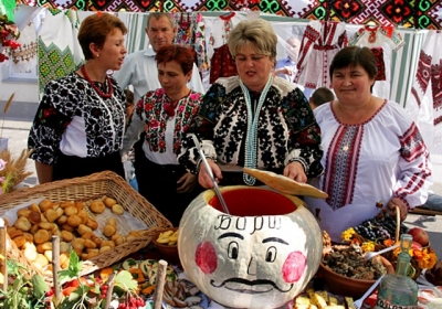 Українці, які розмовляють рідною мовою, люблять борщ, а російськомовні - 